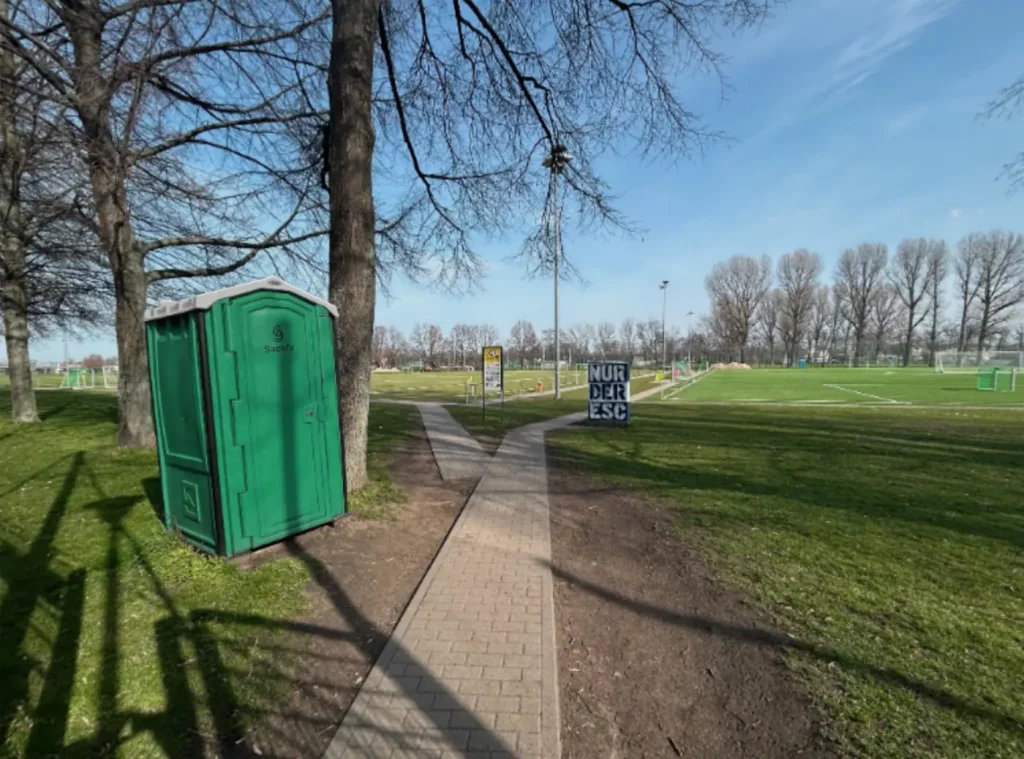 Toilette mieten für Stadtfeste, Jahrmärkte und Weihnachtsmärkte 1 sacofa-mobile-toilette-mieten-in-festlichem-dunkelgrün-für-dein-weihnachtsmarkt
