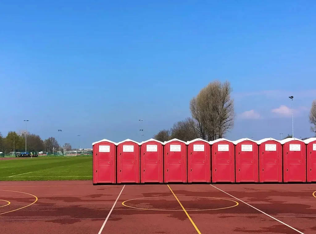 Sacofa-Projekte-Pinke-Dixi-Toiletten-auf-Sportplatz