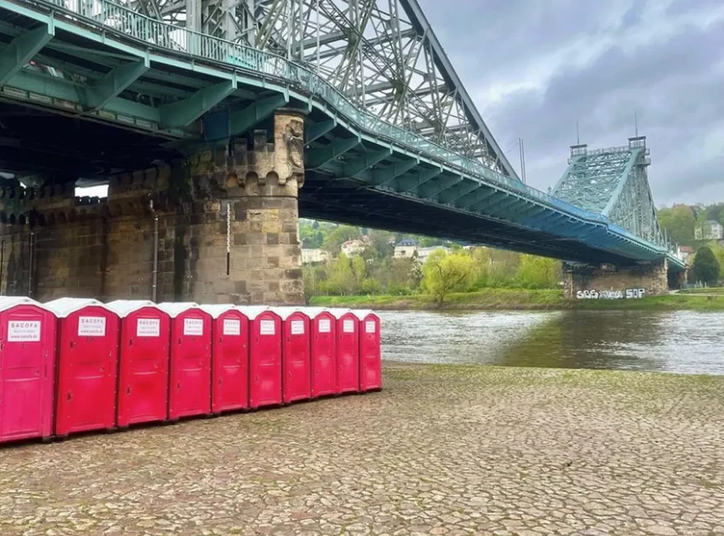 Toiletten für Veranstaltungen mieten 12 Sacofa-Projekte-Toilettenwagen-mieten-für-große-Veranstaltung