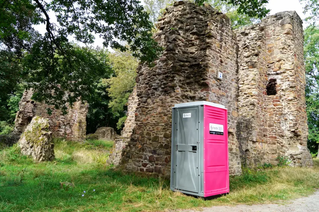 sacofa-mobile-toilette-mieten-dixi-klo-vor-burgruine-oschatz-landscape