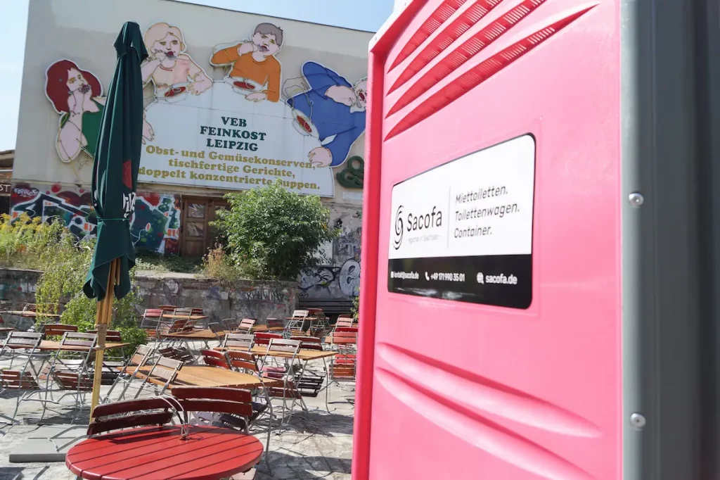sacofa-mobile-toilette-mieten-leizig-kabine-pink-event-wc-party-toilette-portrait-Beim-feinkost-Lichtkunstdenkmal-Loeffelfamilie-marktplatz-macro.