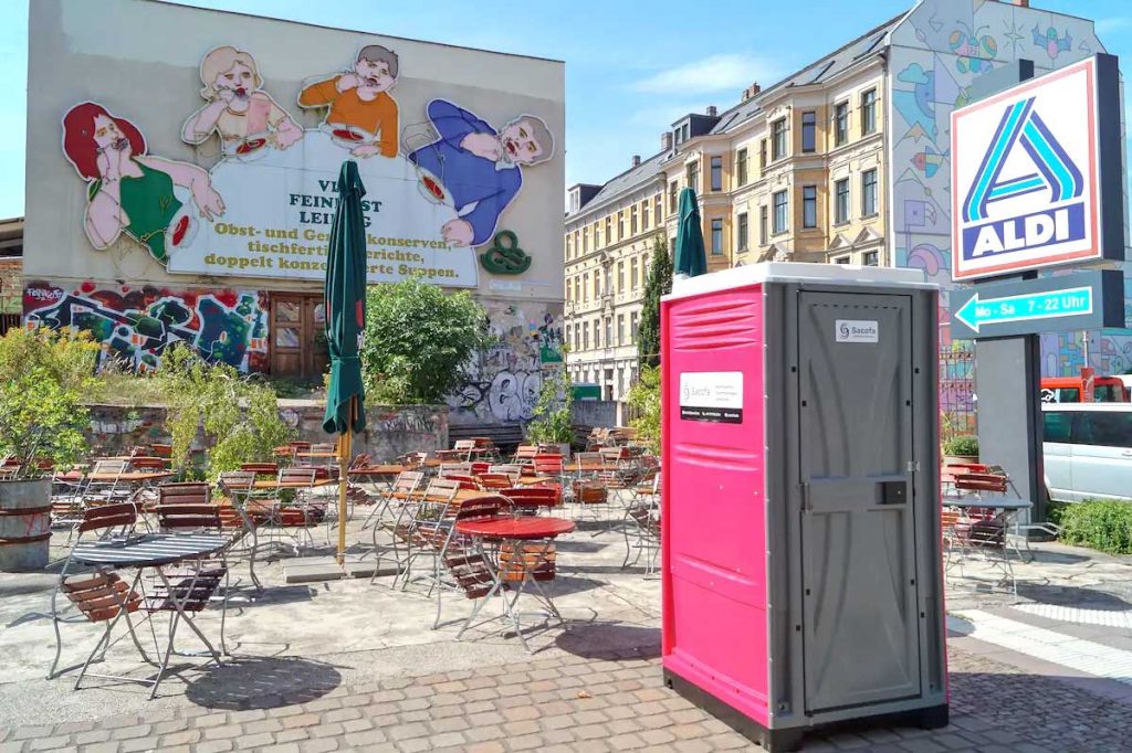 sacofa mobile toilette mieten leizig kabine pink event wc party toilette portrait Beim feinkost Lichtkunstdenkmal Loeffelfamilie marktplatz bei aldi