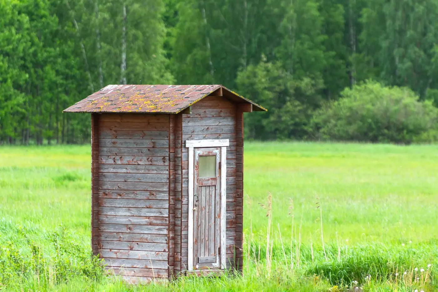 Trockentoilette im Garten