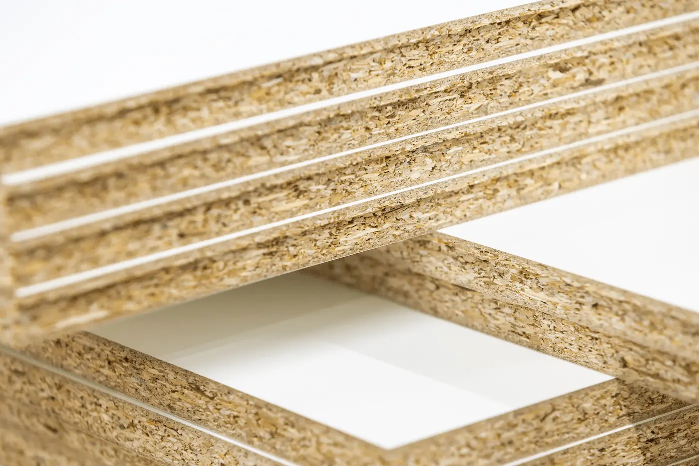 nahaufnahme von mdf platten oder brettern fur mobel ein holzverarbeitungskonzept