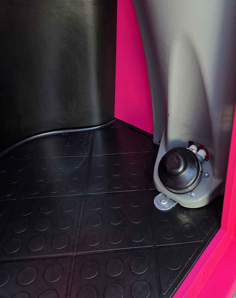 mobiles-klo-von-innen-mit-frischwasser-sacofa-sachsen