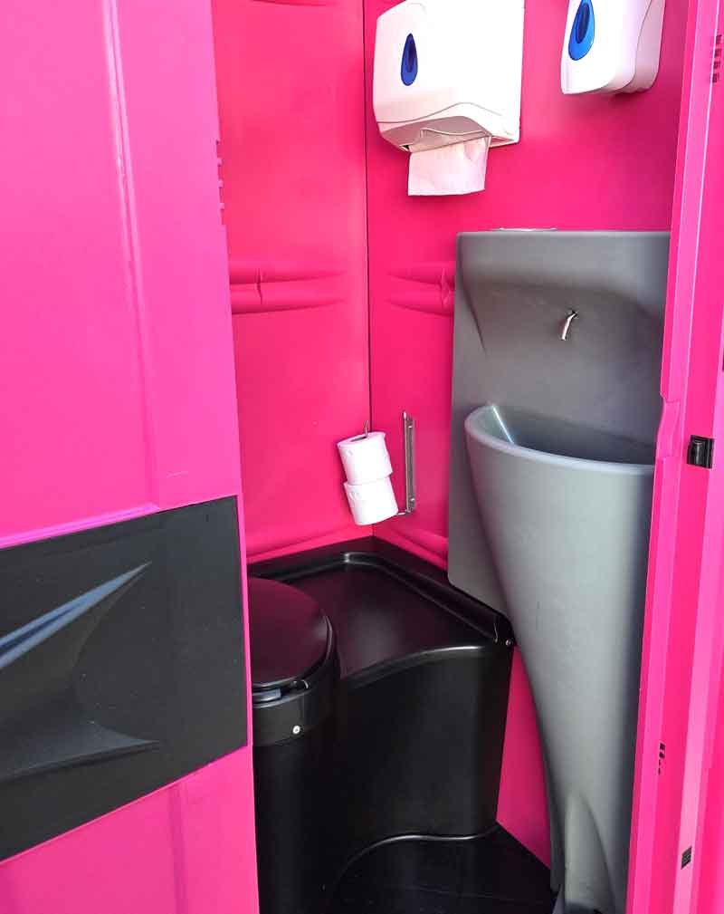 mobiles-klo-von-innen-mit-waschbecken-sacofa-sachsen