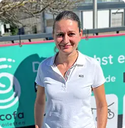 Portraitfoto einer Frau auf einer Profilkarte mit der Beschriftung Claudia Fritzsche