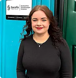 Portraitfoto einer Frau auf einer Profilkarte mit der Beschriftung Julia Schubert