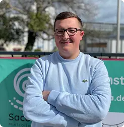 Portraitfoto eines Mannes auf einer Profilkarte mit der Beschriftung Louis Schramm